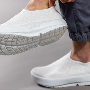 White Canvas Mens OOFOS OOFOAM shoes